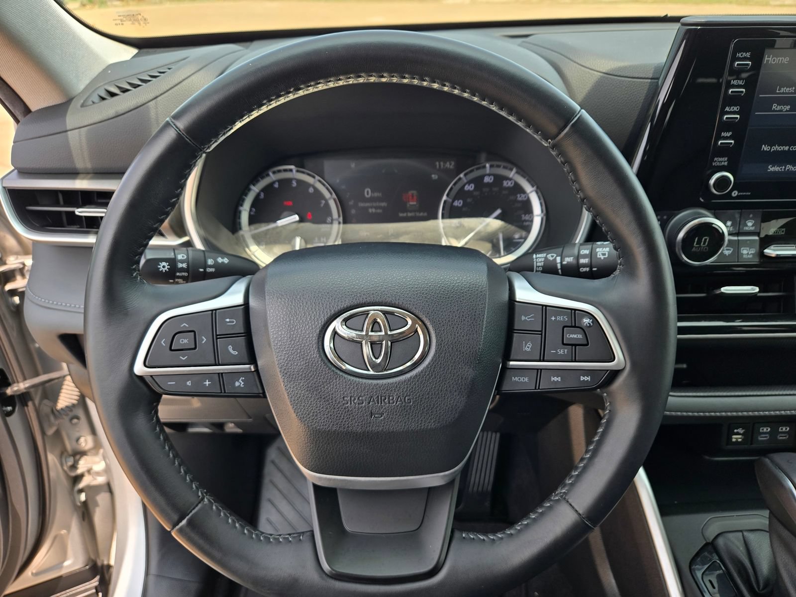 Used 2022 Toyota Highlander XLE FWD image 11