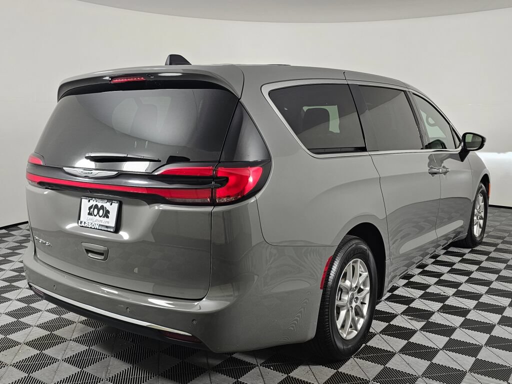 Used 2025 Chrysler Pacifica Select FWD image 3