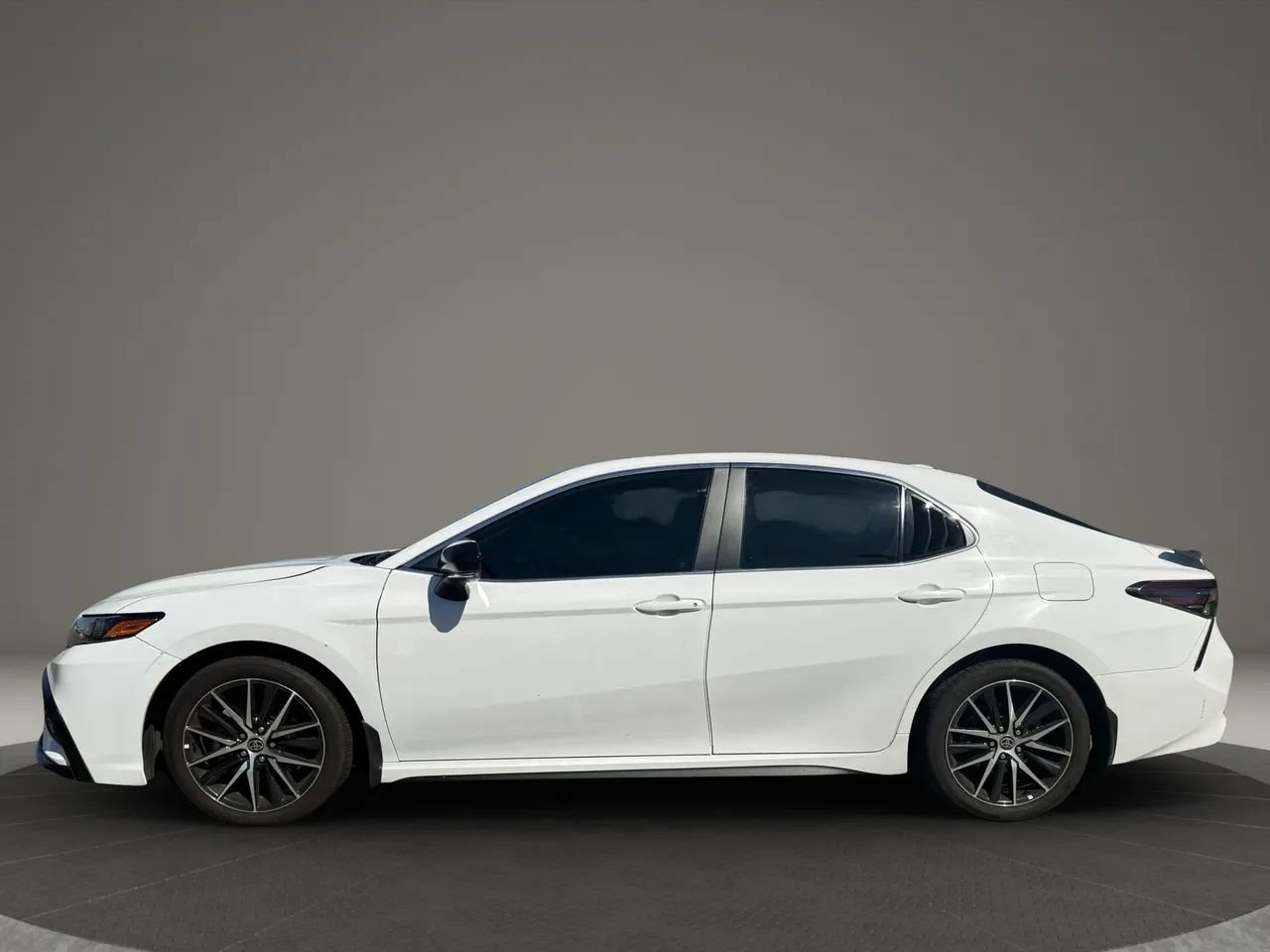 Used 2024 Toyota Camry SE w/ Convenience Package image 4