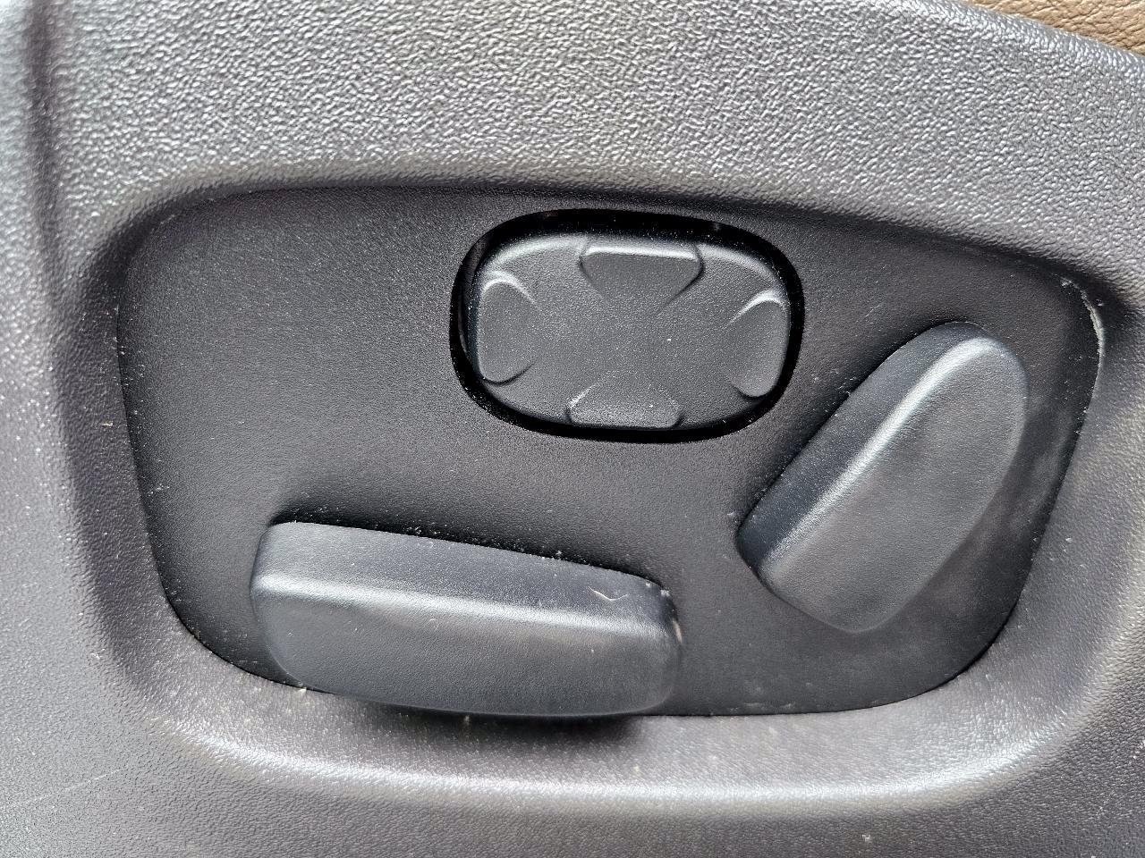 Used 2014 Lincoln MKT AWD image 9