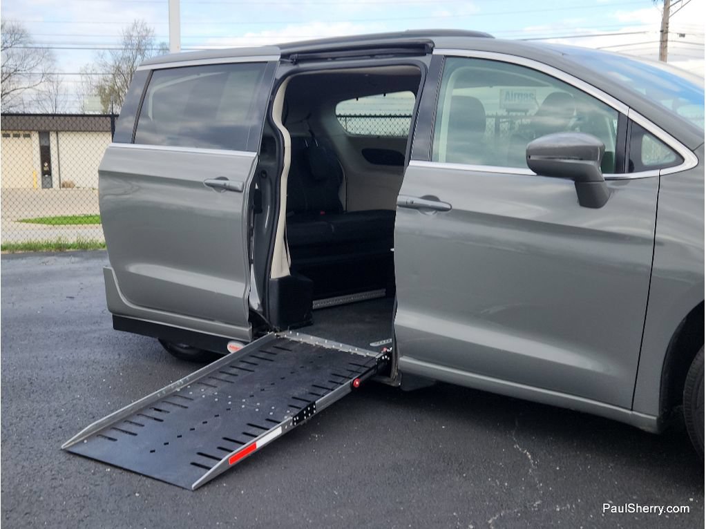 Used 2022 Chrysler Pacifica Touring-L FWD image 23