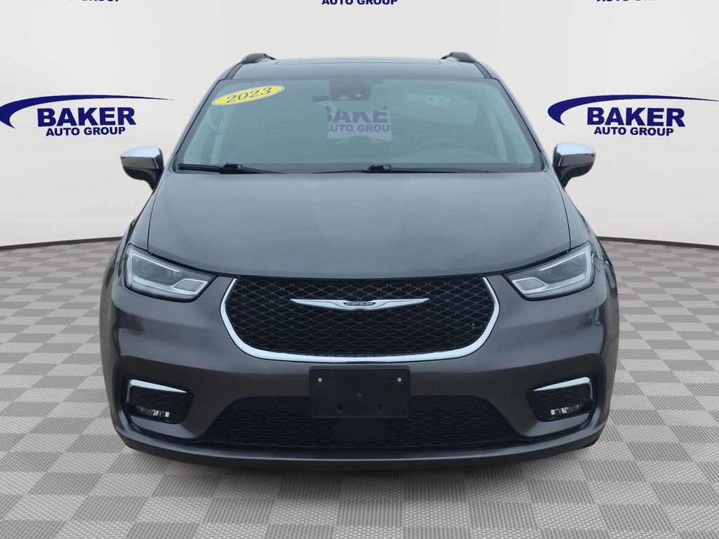 Used 2023 Chrysler Pacifica Limited image 2