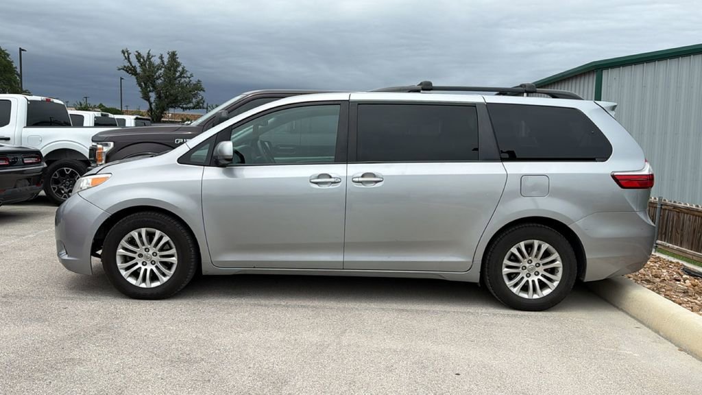 Used 2016 Toyota Sienna XLE FWD image 9
