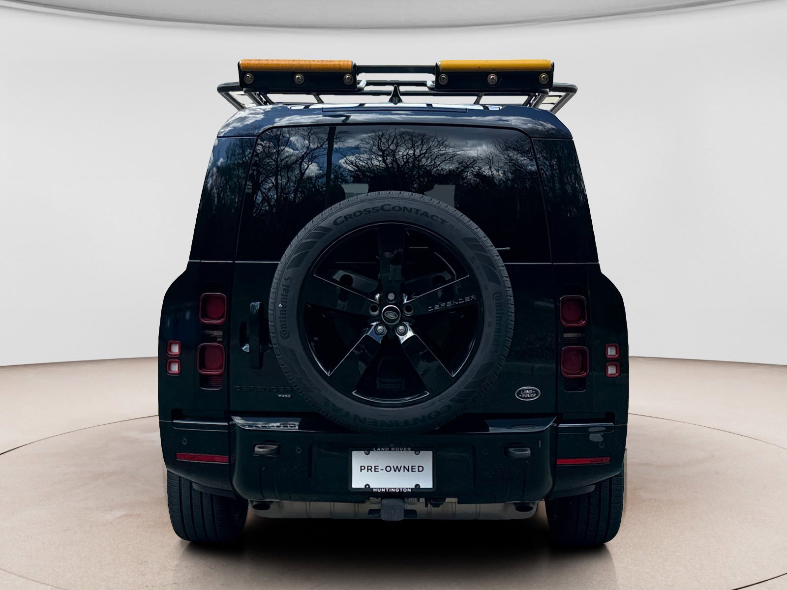 Used 2023 Land Rover Defender 130 X-Dynamic SE image 4