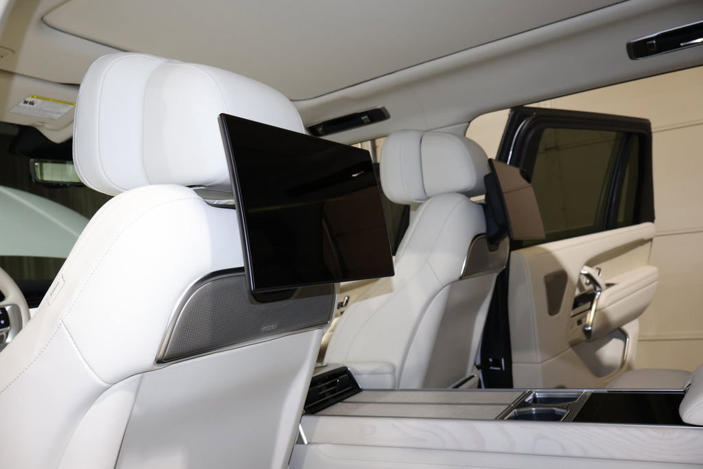 Used 2024 Land Rover Range Rover Long Wheelbase SE image 38