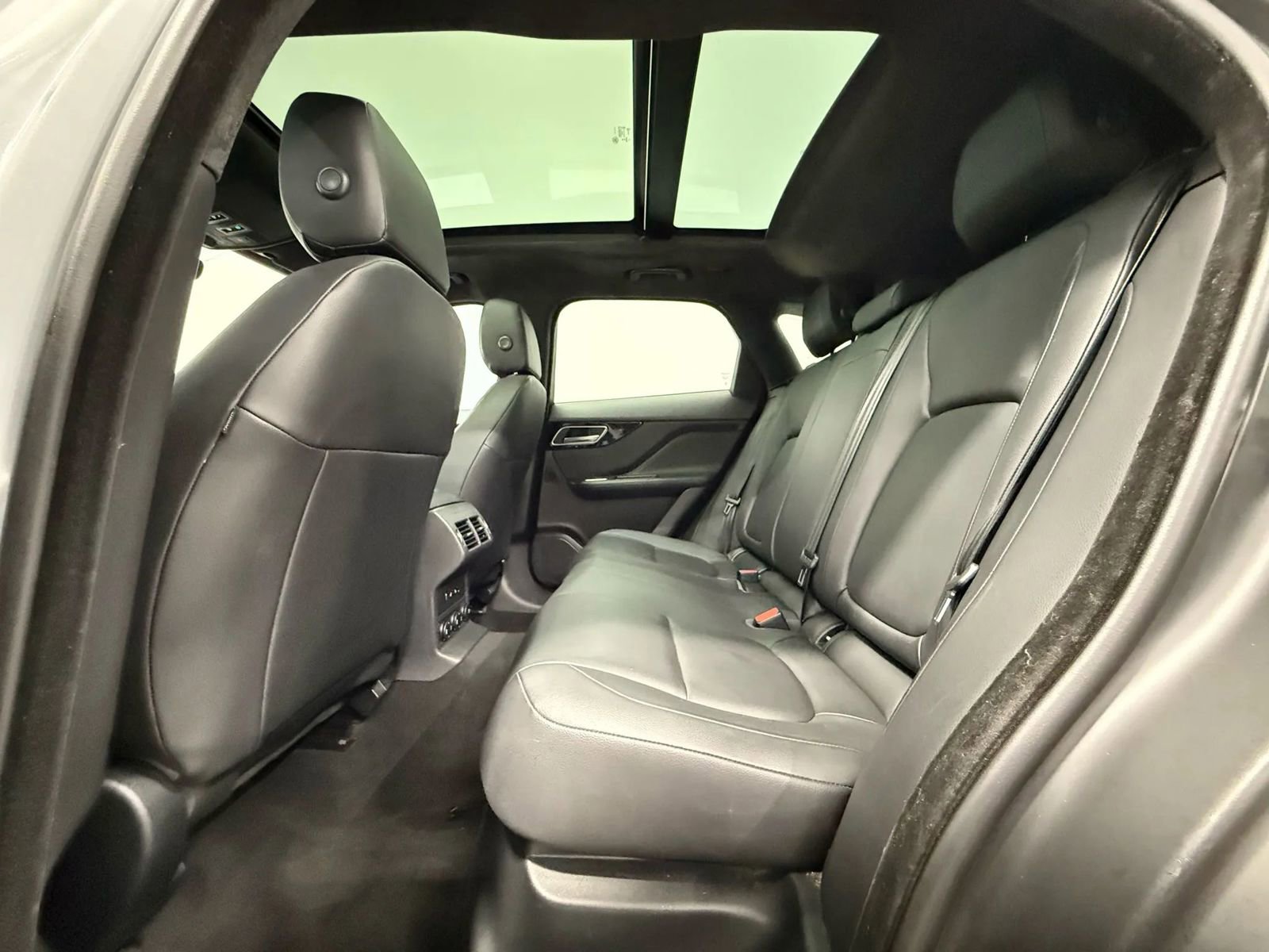 Used 2019 Jaguar F-PACE Premium image 40