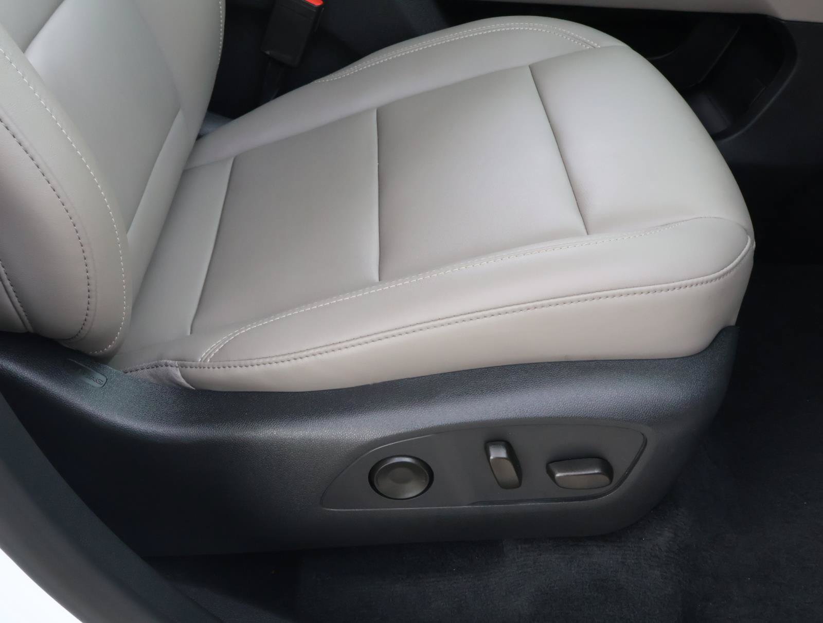 Used 2026 GMC Acadia Elevation w/ Elevation Premium Package FWD image 18