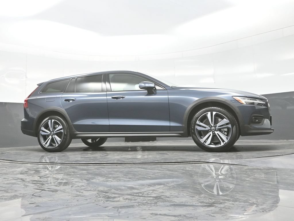 Used 2026 Volvo V60 B5 Cross Country Plus AWD/4WD image 31