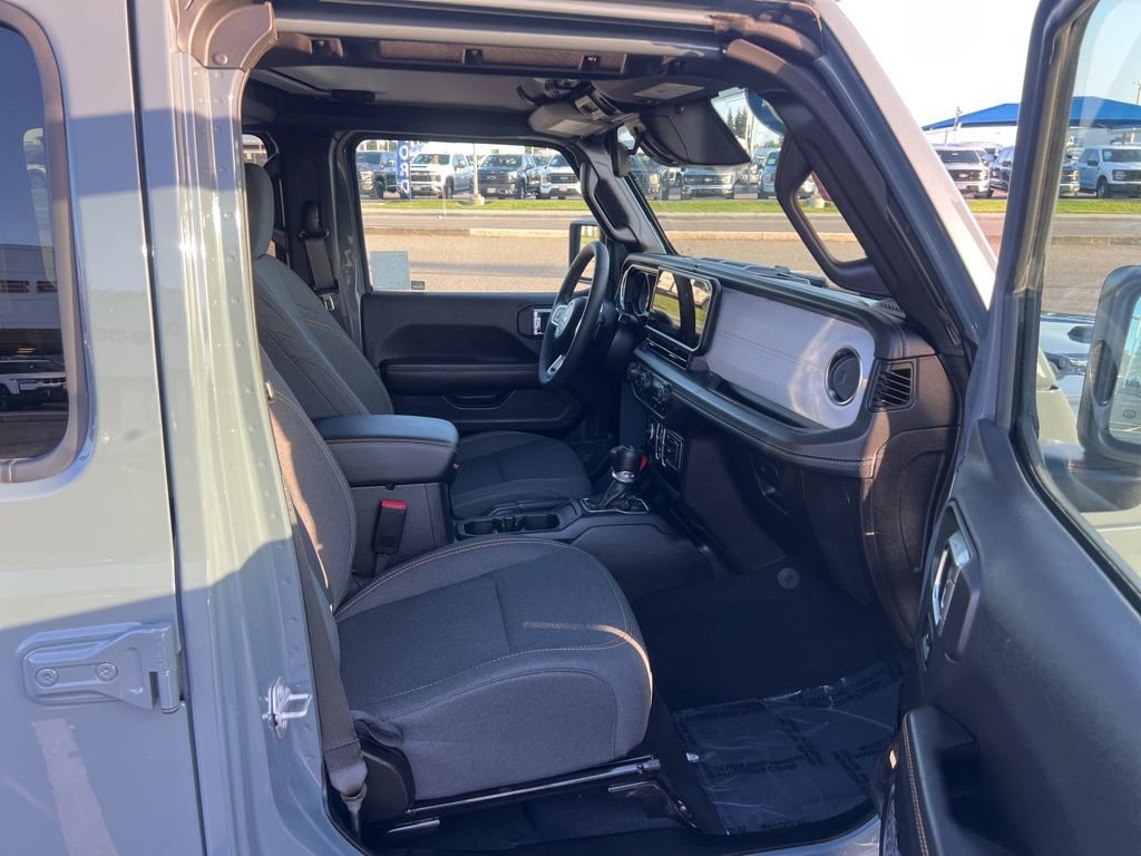 Used 2025 Jeep Wrangler Unlimited Sahara AWD/4WD image 33
