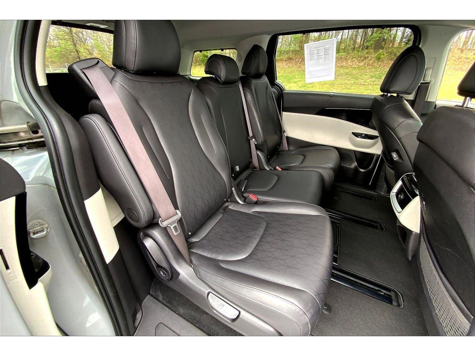 Used 2023 Kia Carnival EX image 25