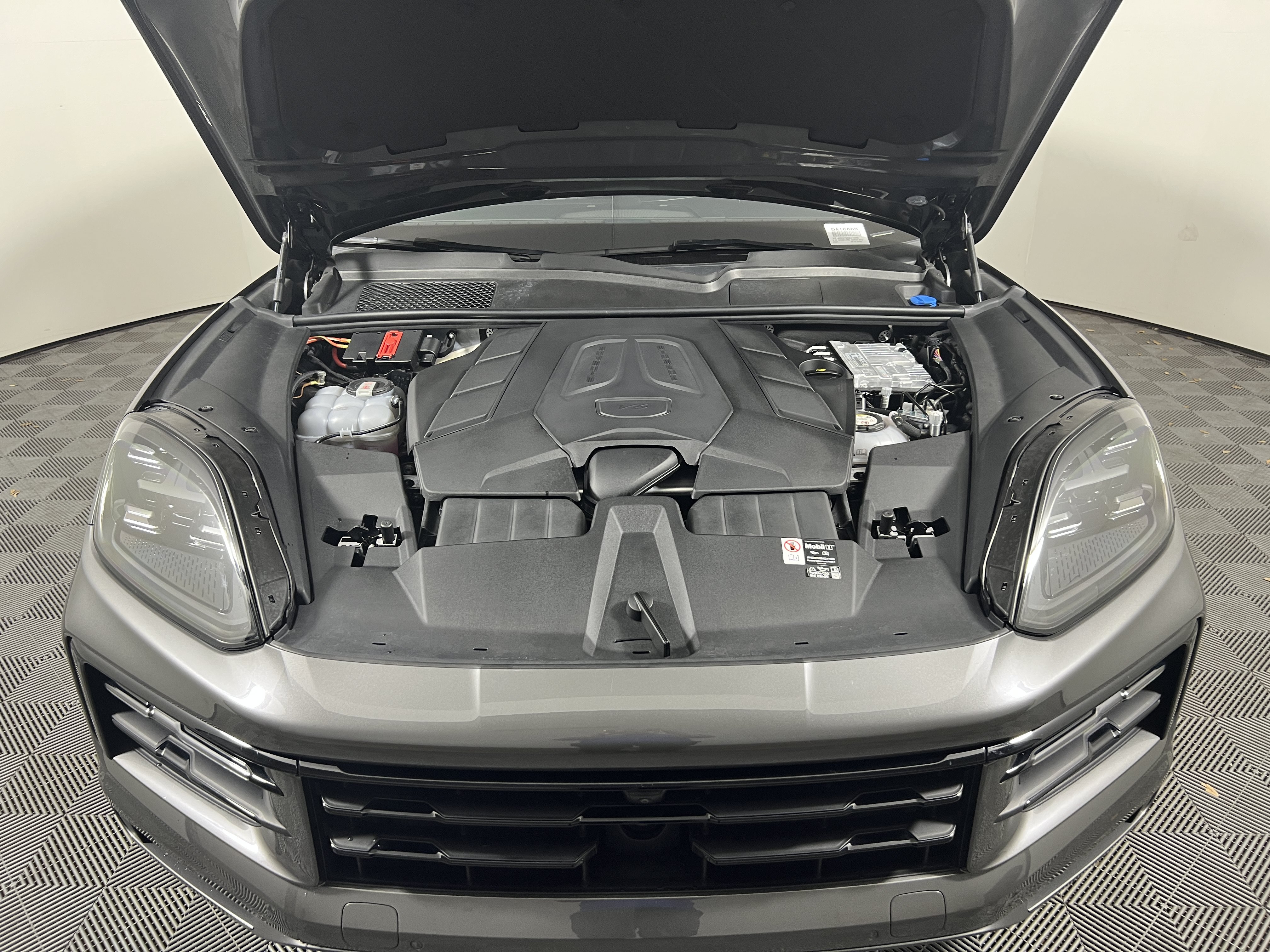 Certified 2025 Porsche Cayenne E-Hybrid AWD/4WD image 22