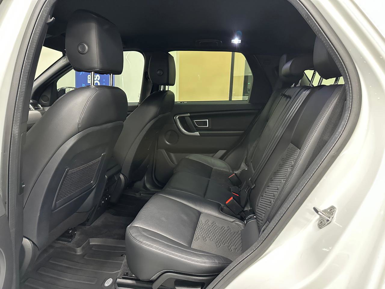 Used 2019 Land Rover Discovery Sport SE image 19