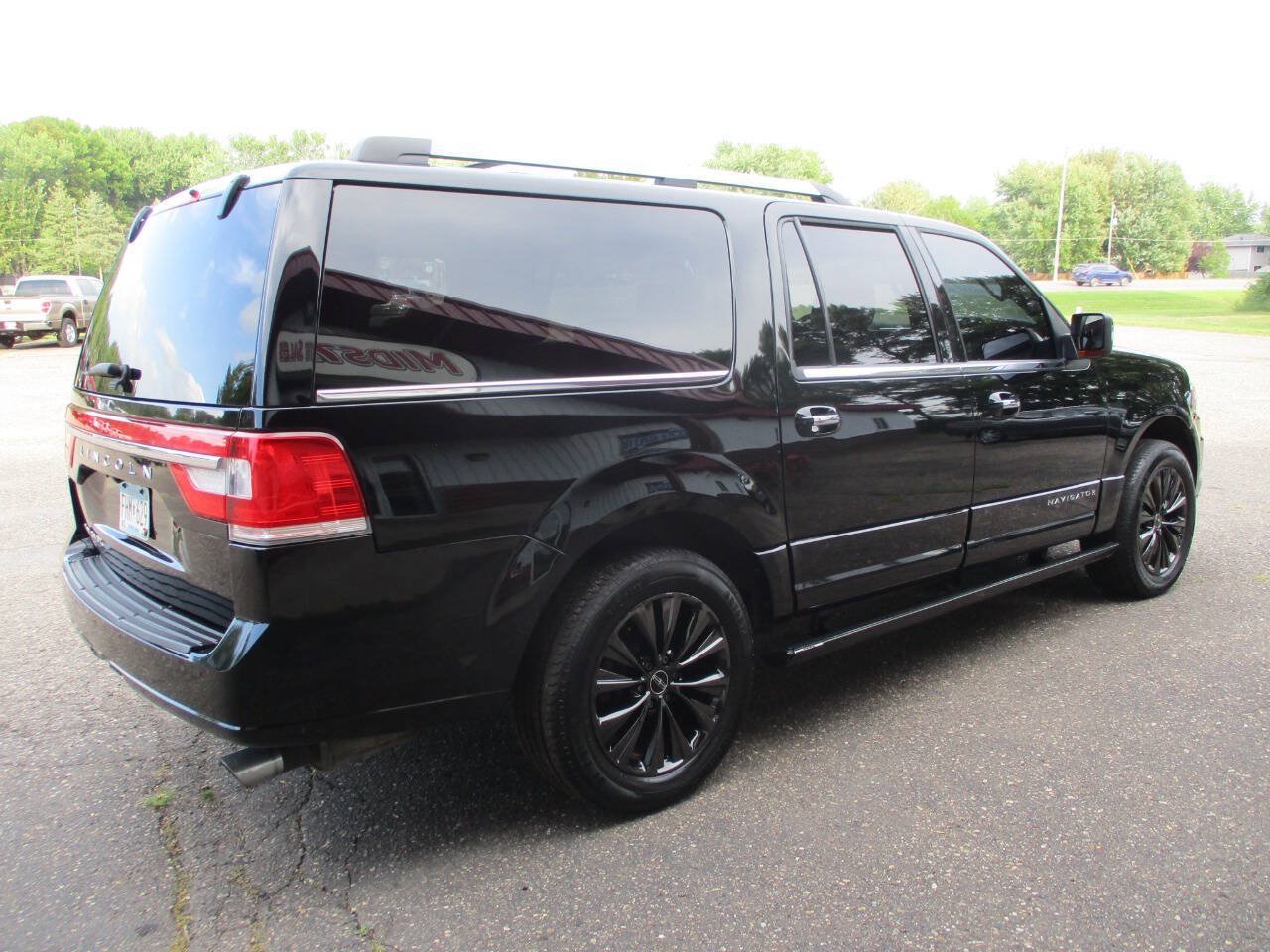 Used 2017 Lincoln Navigator L Select AWD/4WD image 9