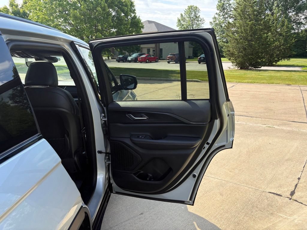 Used 2024 Jeep Grand Cherokee Altitude AWD/4WD image 34