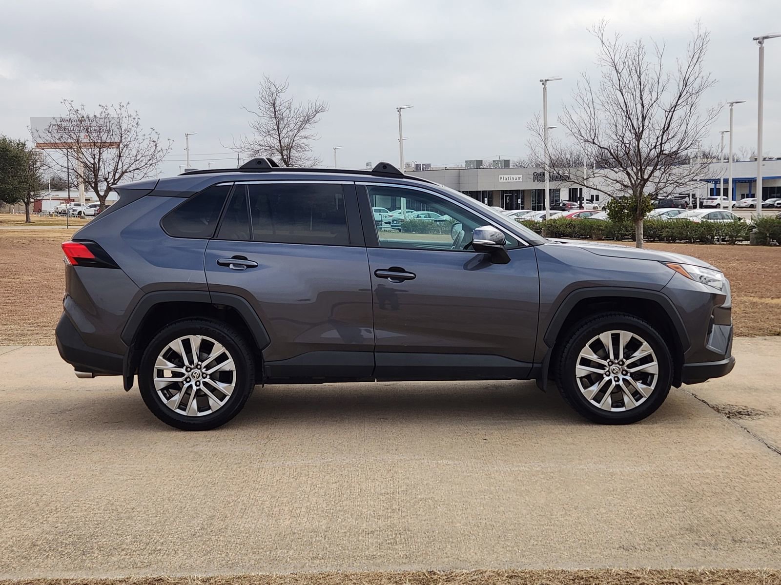 Used 2022 Toyota RAV4 XLE Premium AWD/4WD image 7