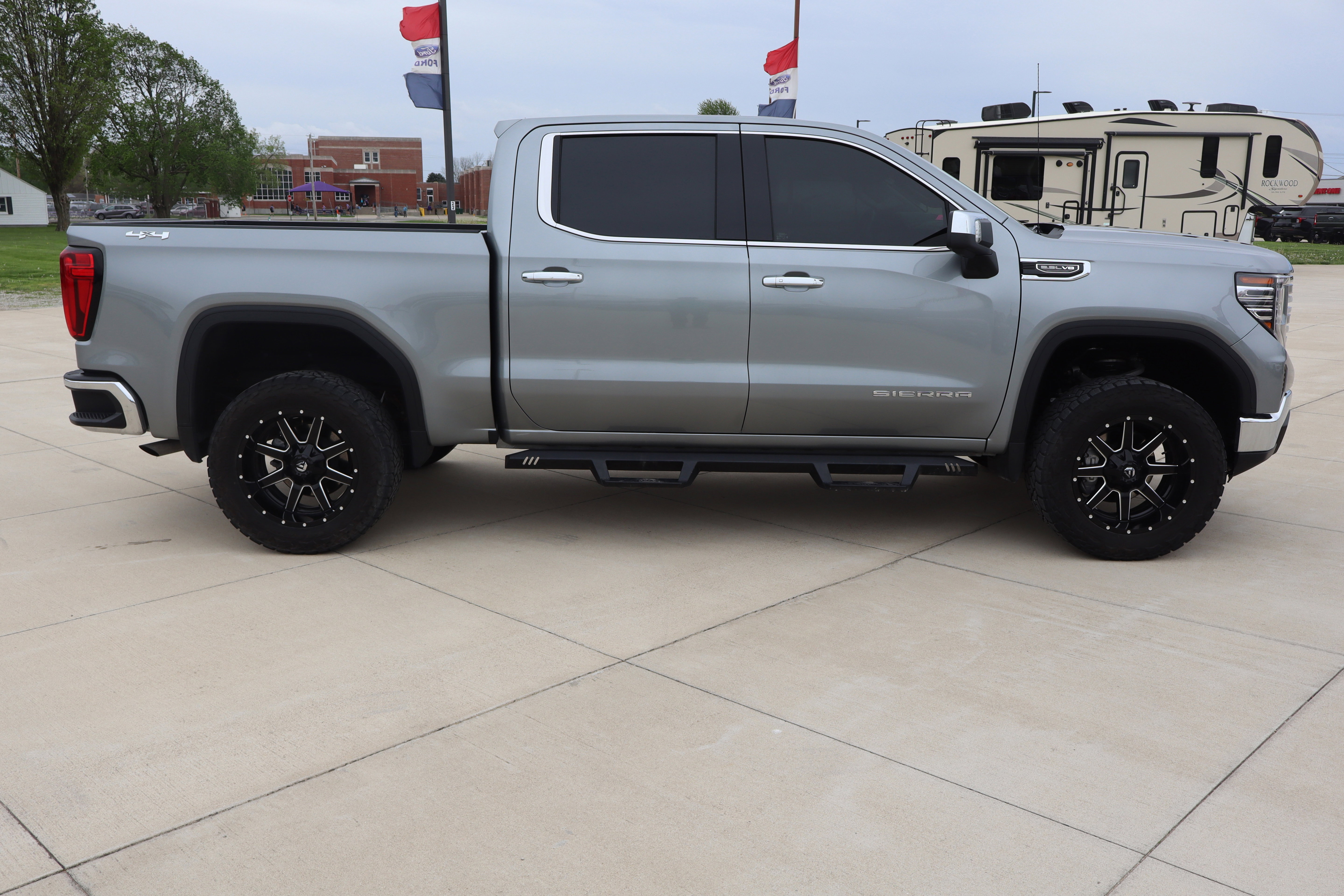 Used 2024 GMC Sierra 1500 SLT w/ SLT Convenience Package image 4