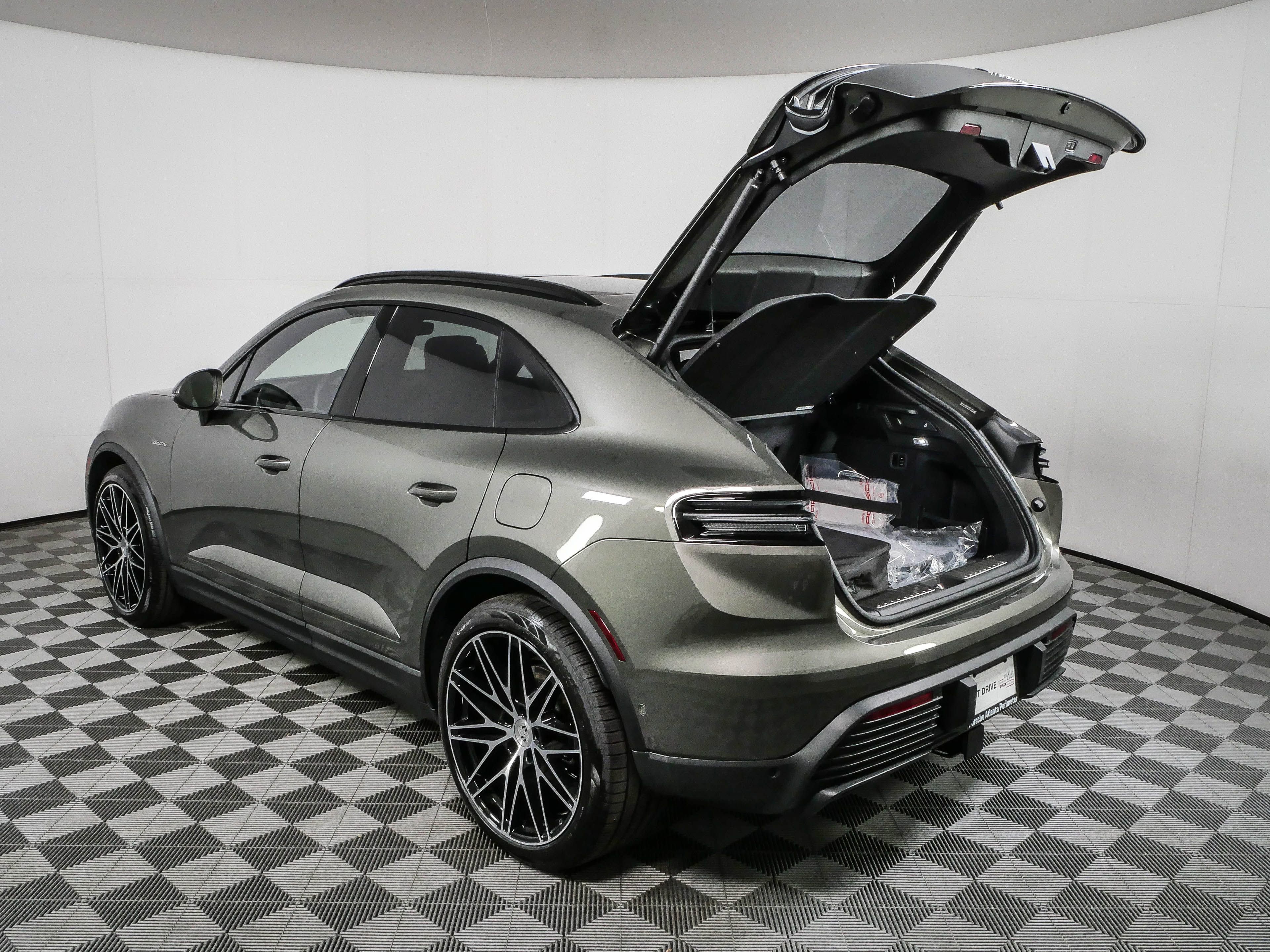 New 2026 Porsche Macan 4 Electric AWD/4WD image 36