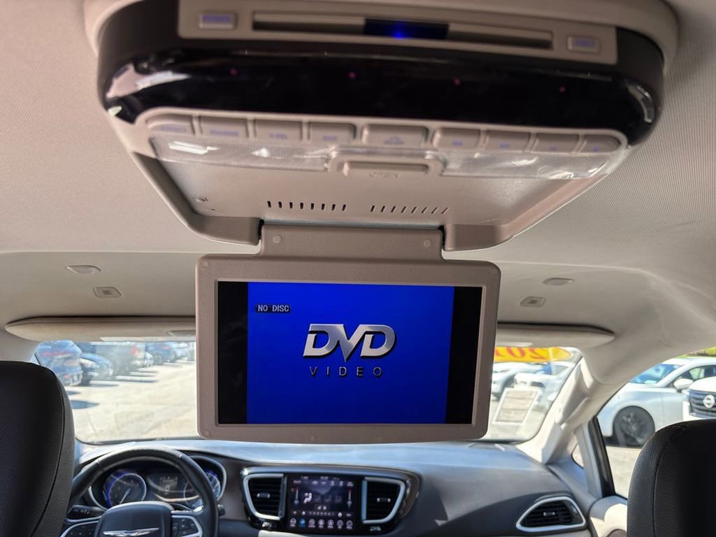 Used 2019 Chrysler Pacifica Touring-L FWD image 21