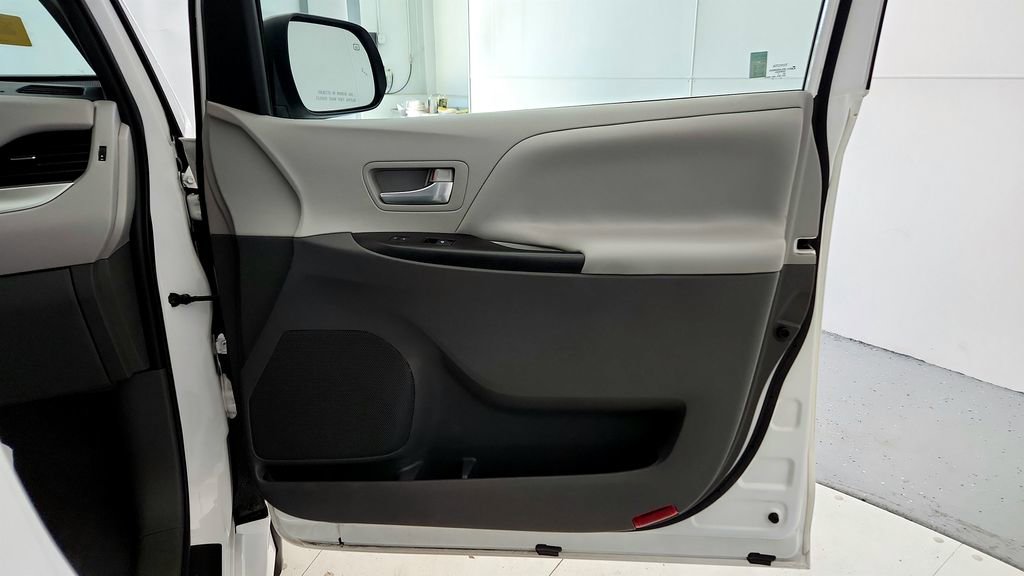 Used 2020 Toyota Sienna LE w/ LE Preferred Package FWD image 19