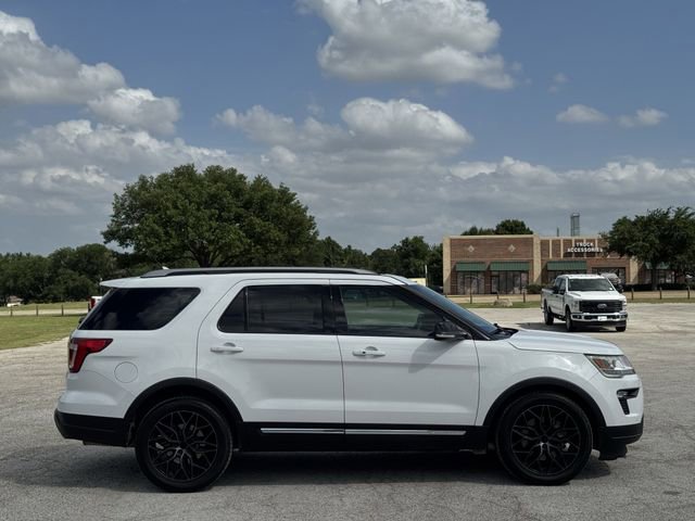 Used 2018 Ford Explorer XLT w/ Equipment Group 202A FWD image 3