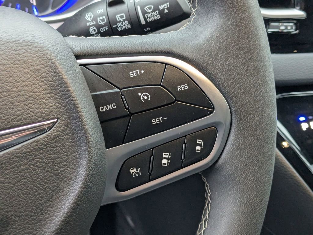 Used 2025 Chrysler Pacifica Select image 19