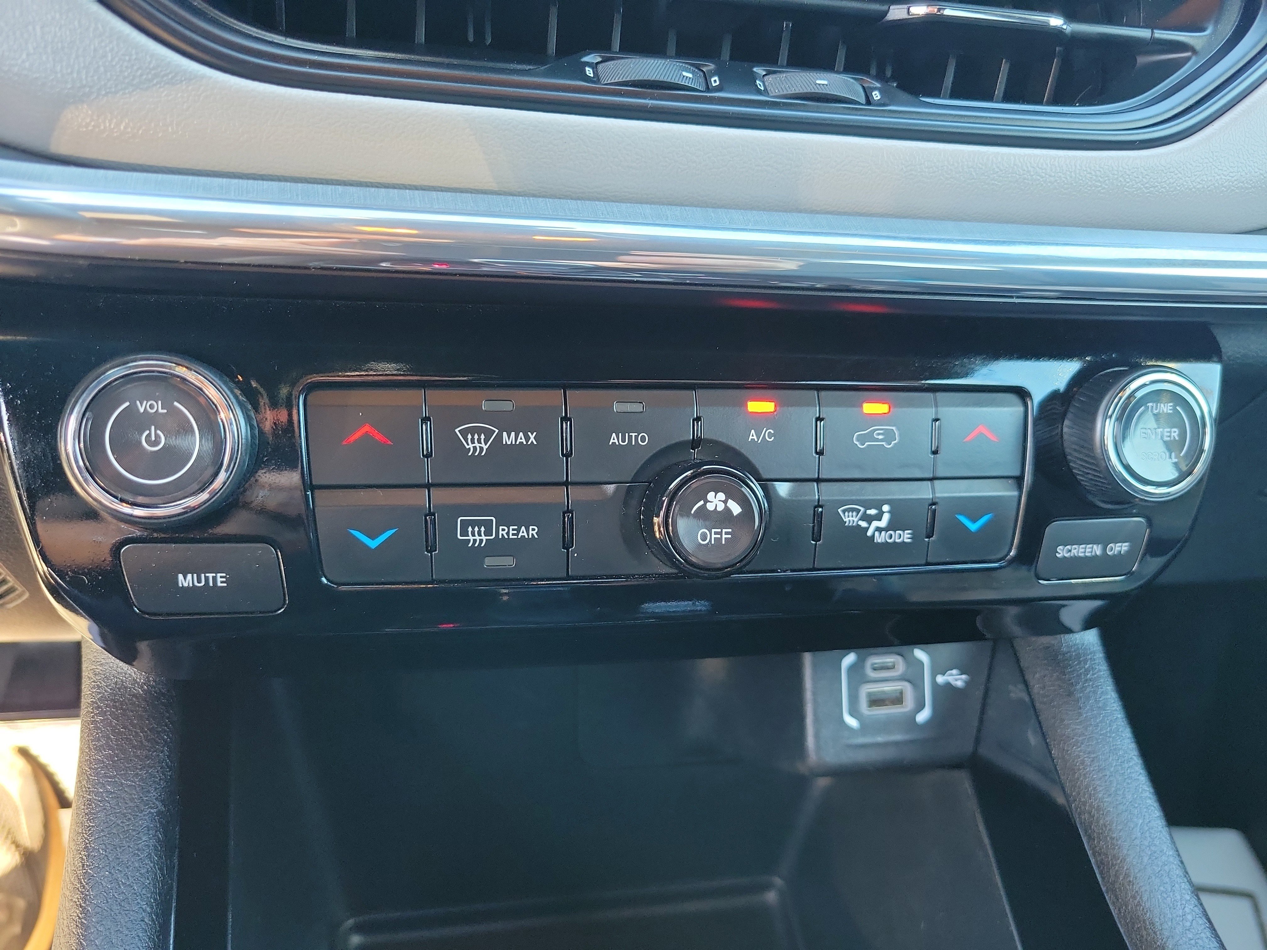 Used 2024 Jeep Compass Limited image 31