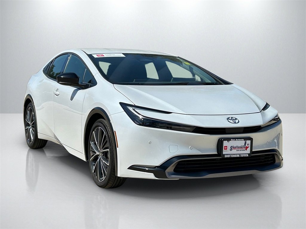 Used 2025 Toyota Prius XLE image 3