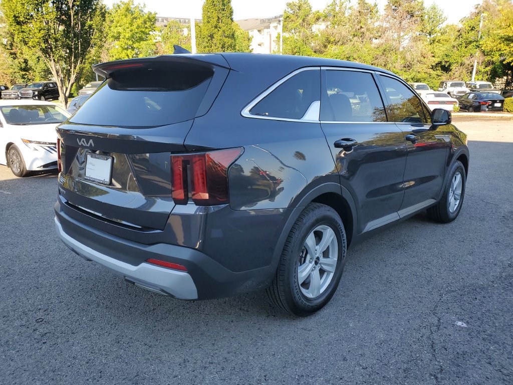 Used 2025 Kia Sorento LX FWD image 4
