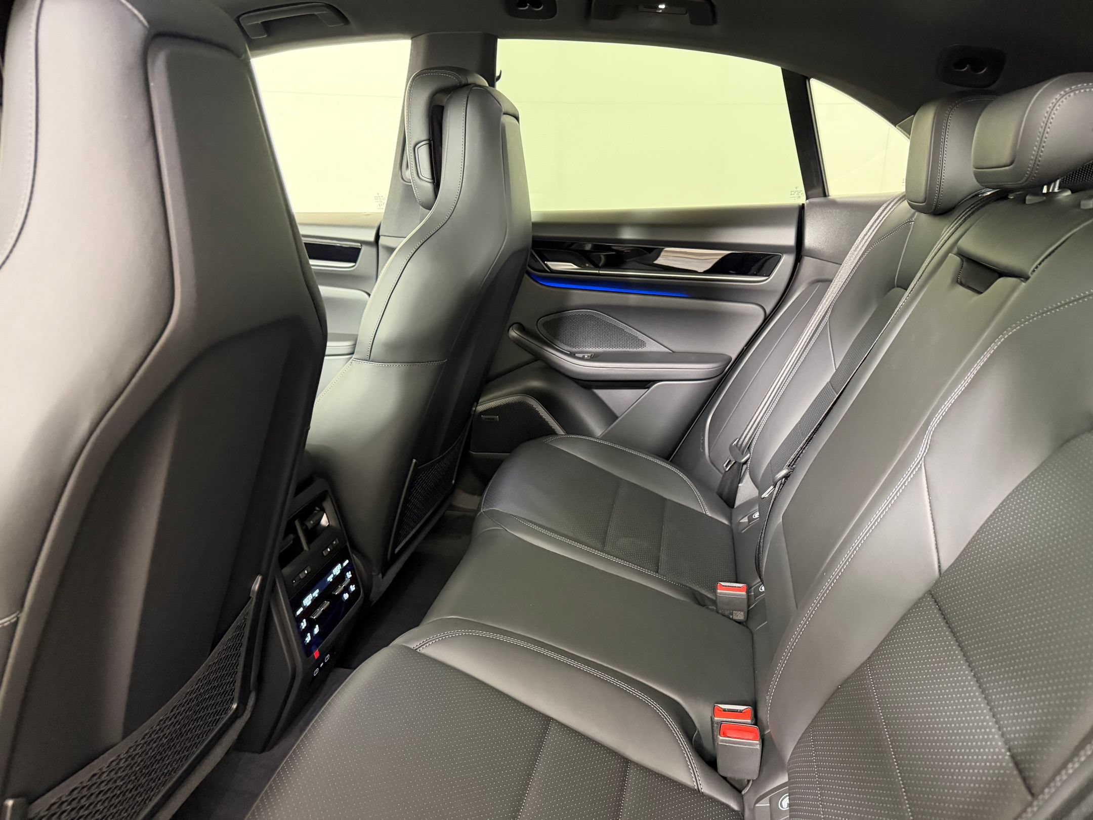 Used 2026 Porsche Macan Electric RWD image 28