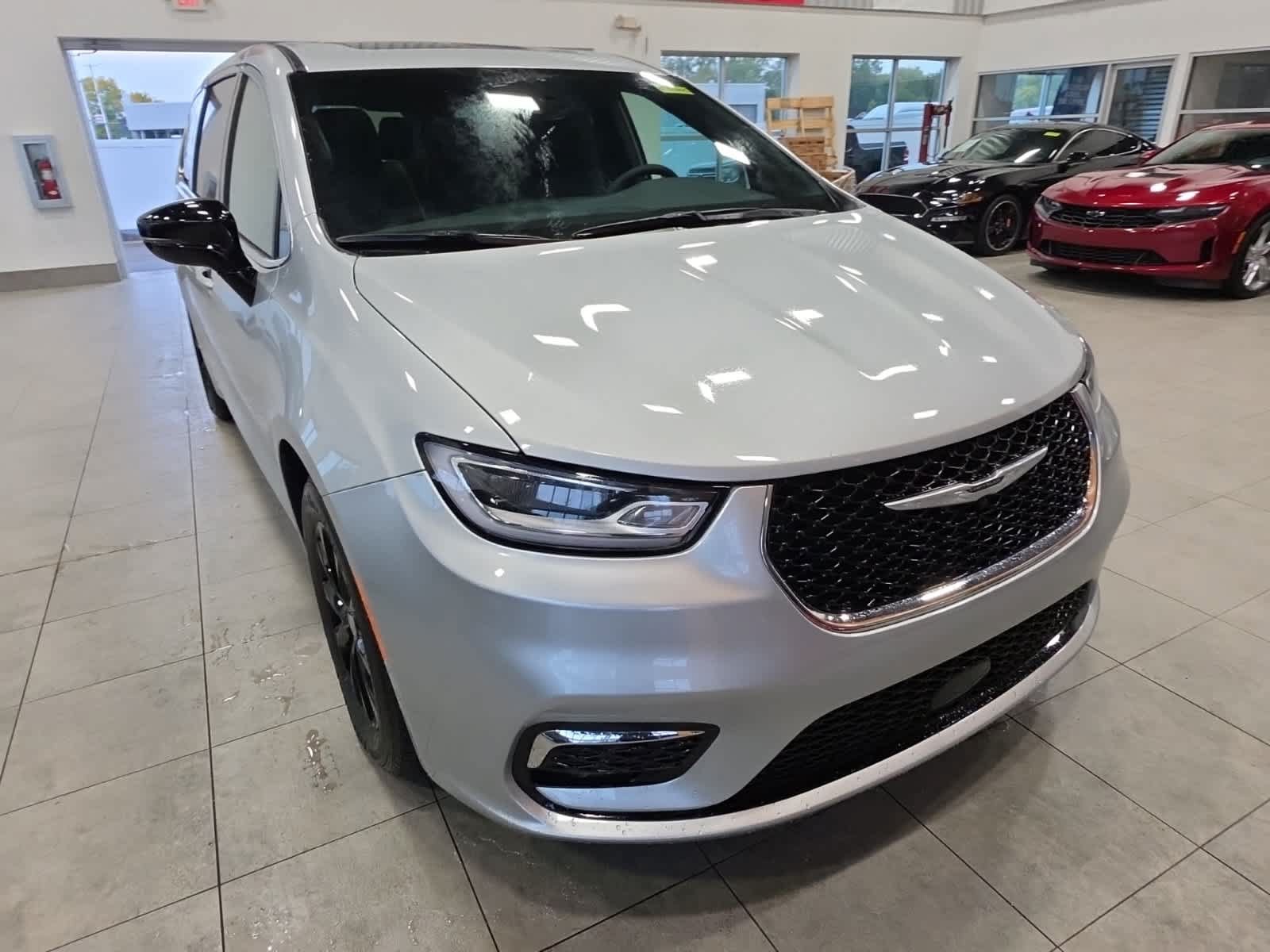 Used 2026 Chrysler Pacifica Limited FWD image 3