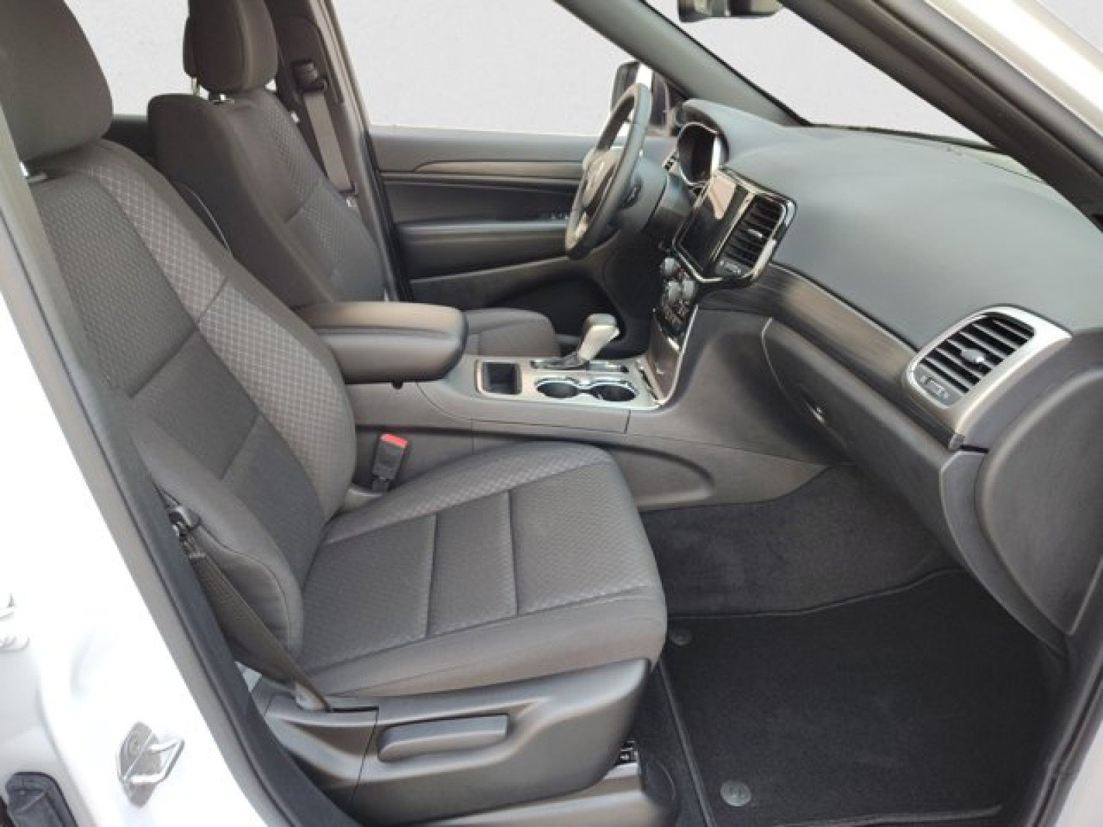 Used 2022 Jeep Grand Cherokee Laredo E AWD/4WD image 19