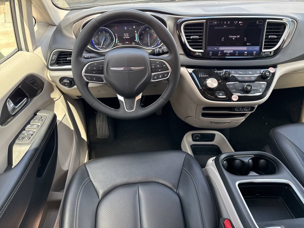 Used 2024 Chrysler Pacifica Touring-L FWD image 27