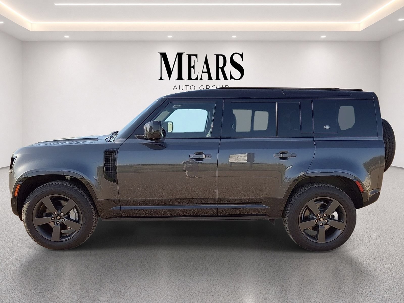 Used 2024 Land Rover Defender 110 X-Dynamic SE AWD/4WD image 2