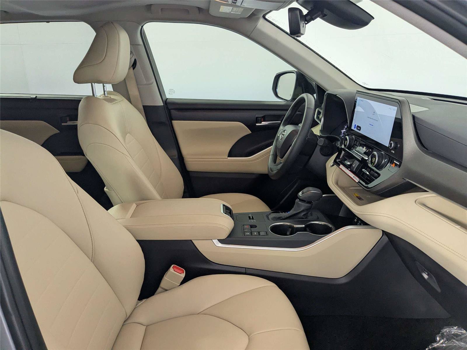 Certified 2025 Toyota Highlander XLE FWD image 33