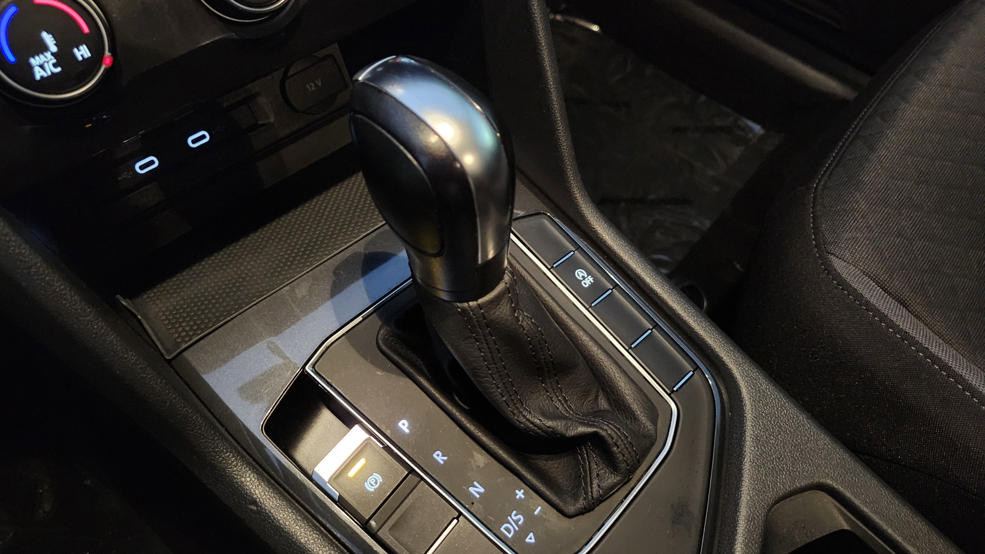 Used 2020 Volkswagen Tiguan S image 30