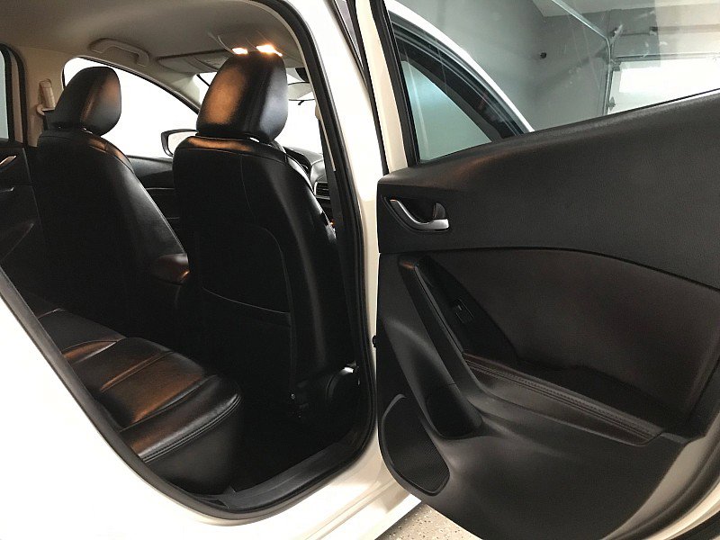 Used 2018 MAZDA MAZDA3 Touring FWD image 15