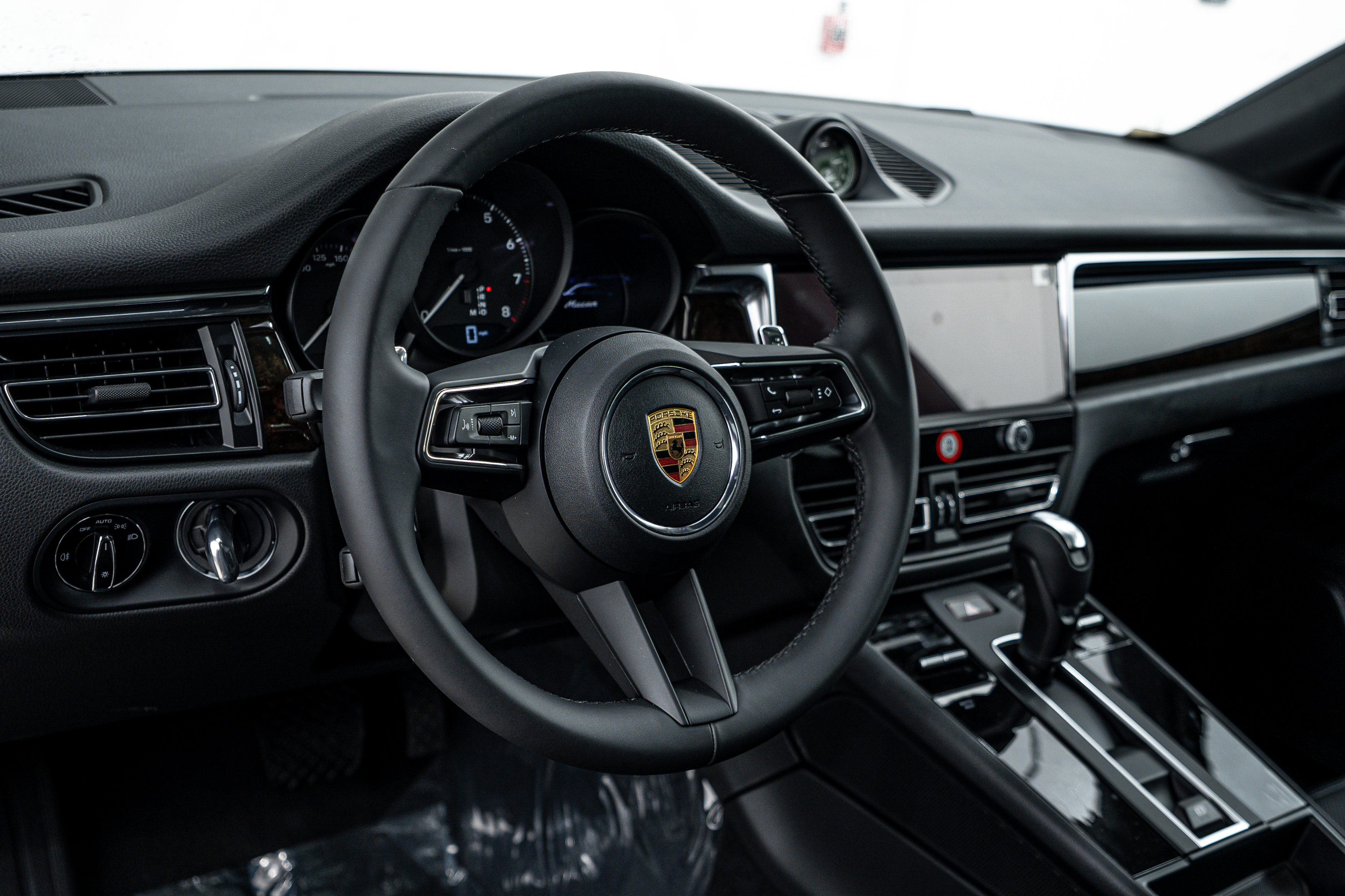 Certified 2026 Porsche Macan AWD/4WD image 16