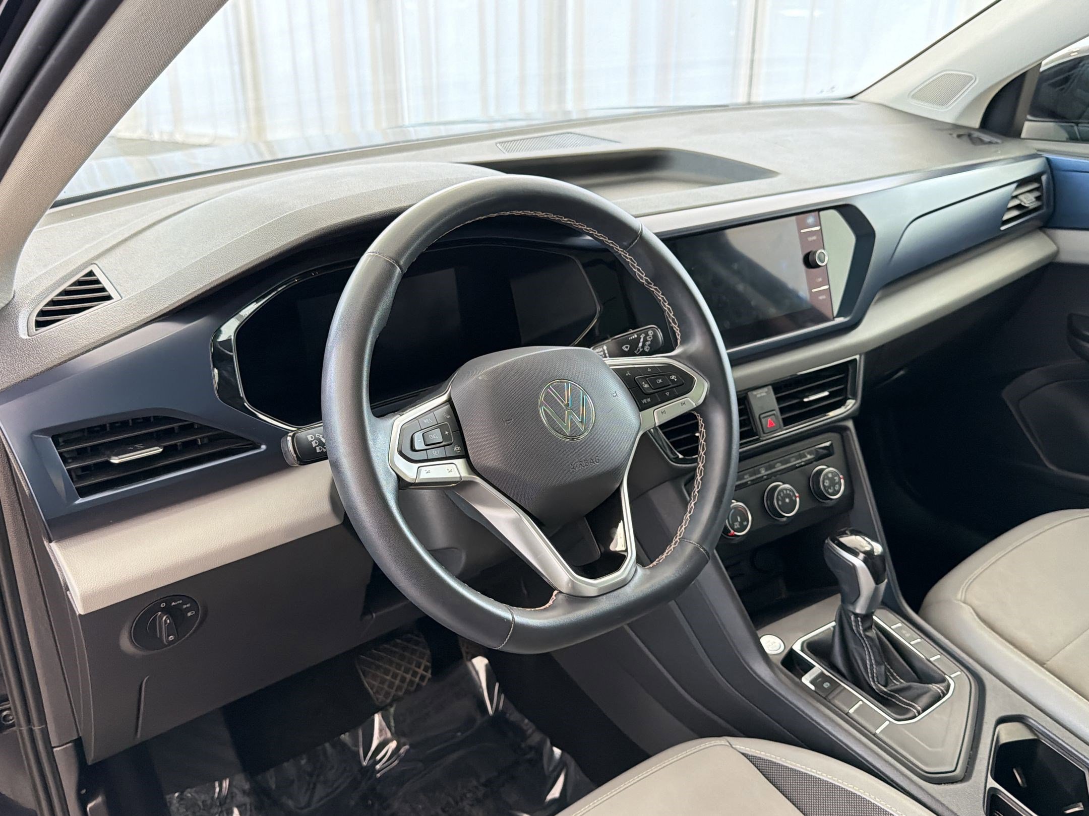 Used 2022 Volkswagen Taos SE w/ Panoramic Sunroof Package image 4
