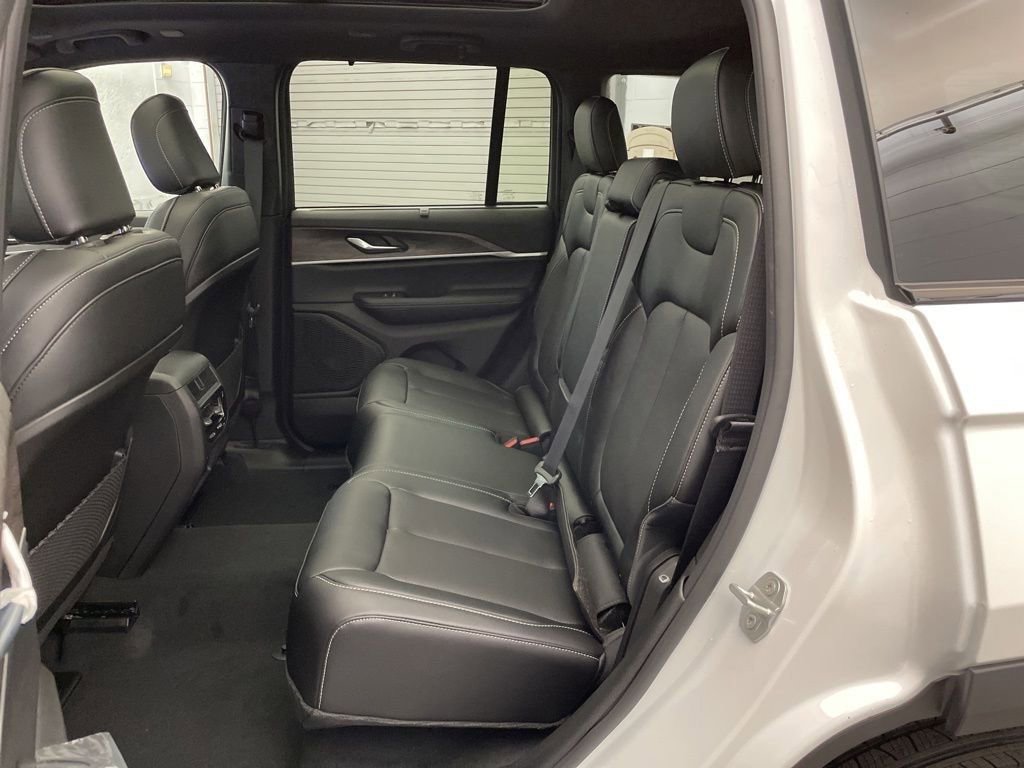 New 2025 Jeep Grand Cherokee Limited w/ Luxury Tech Group II AWD/4WD image 21
