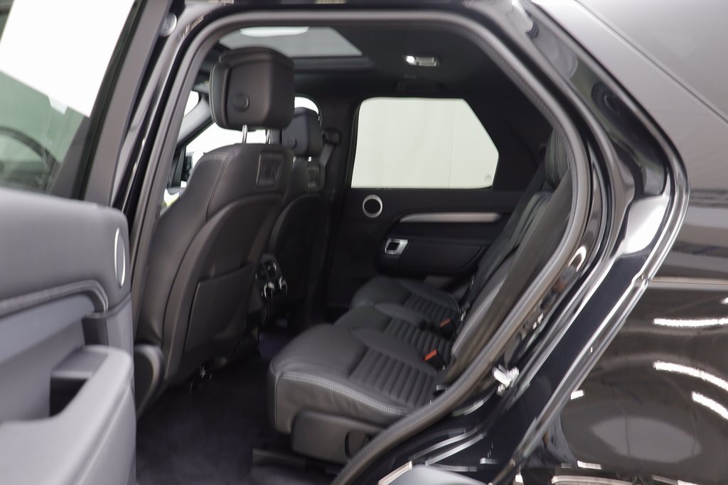 New 2025 Land Rover Discovery Dynamic SE image 16