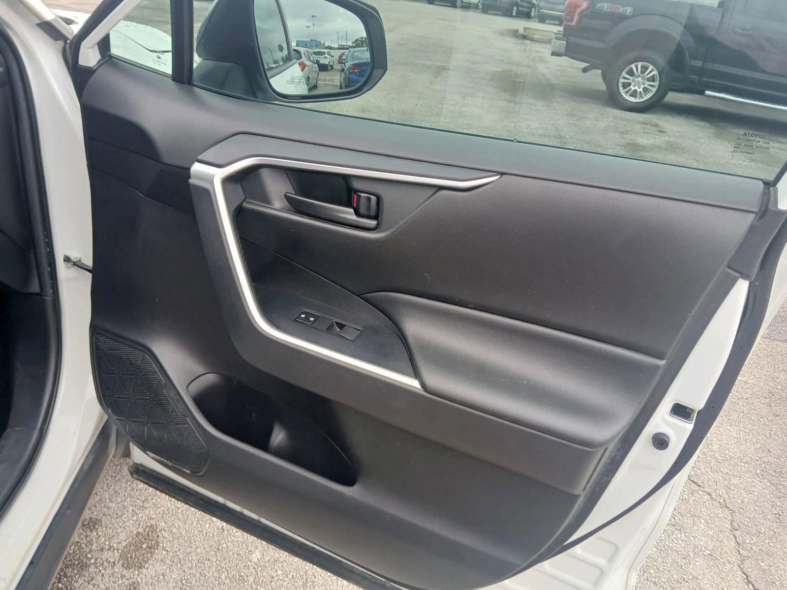 Used 2020 Toyota RAV4 LE image 13