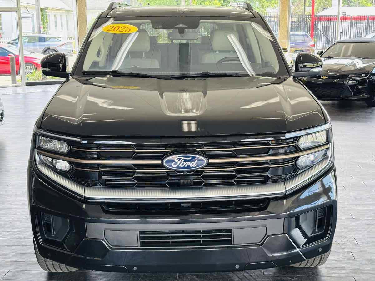 Used 2025 Ford Expedition Platinum w/ Driver's Package AWD/4WD image 19