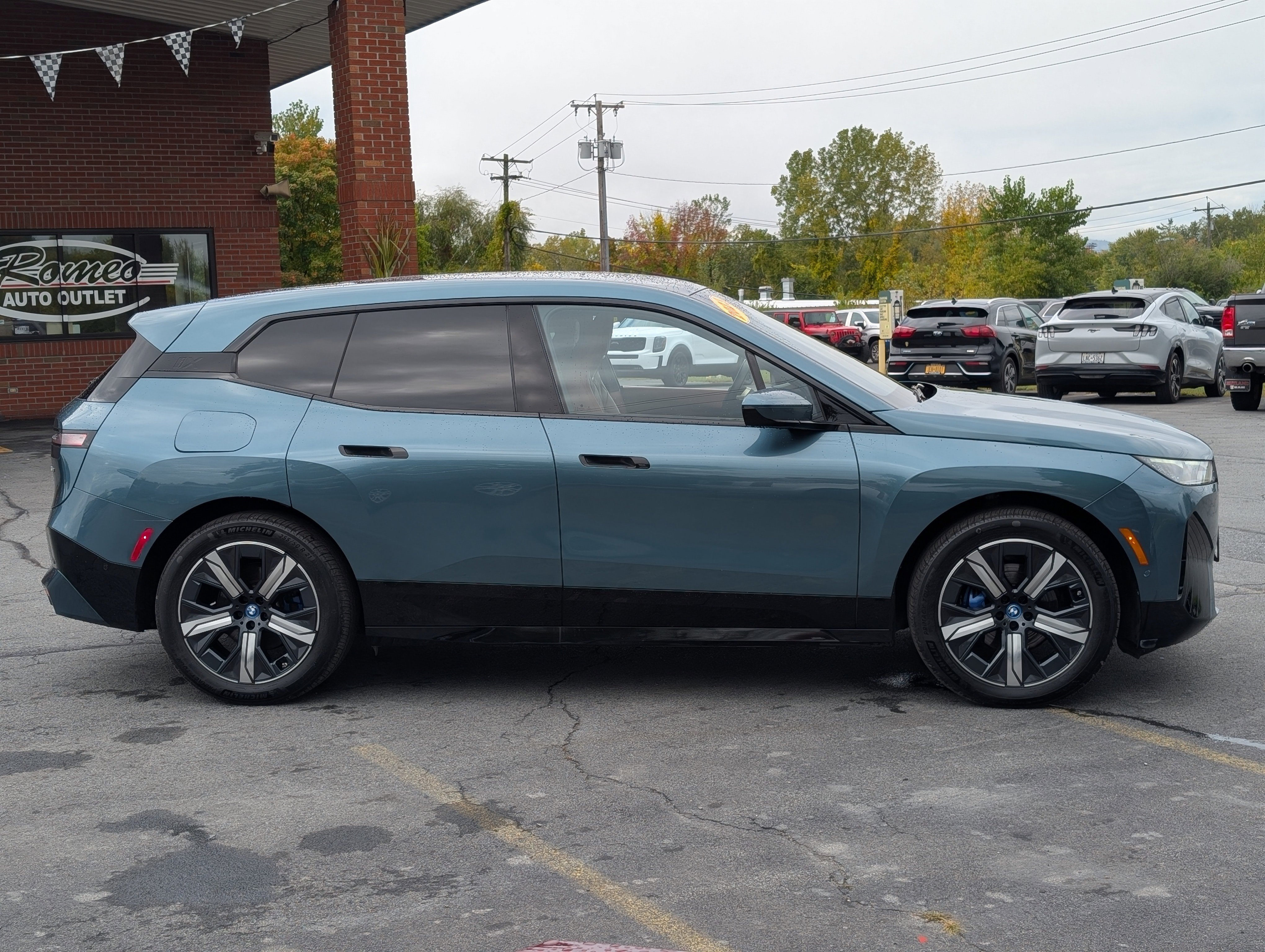 Used 2023 BMW iX xDrive50 w/ Sport Package image 12