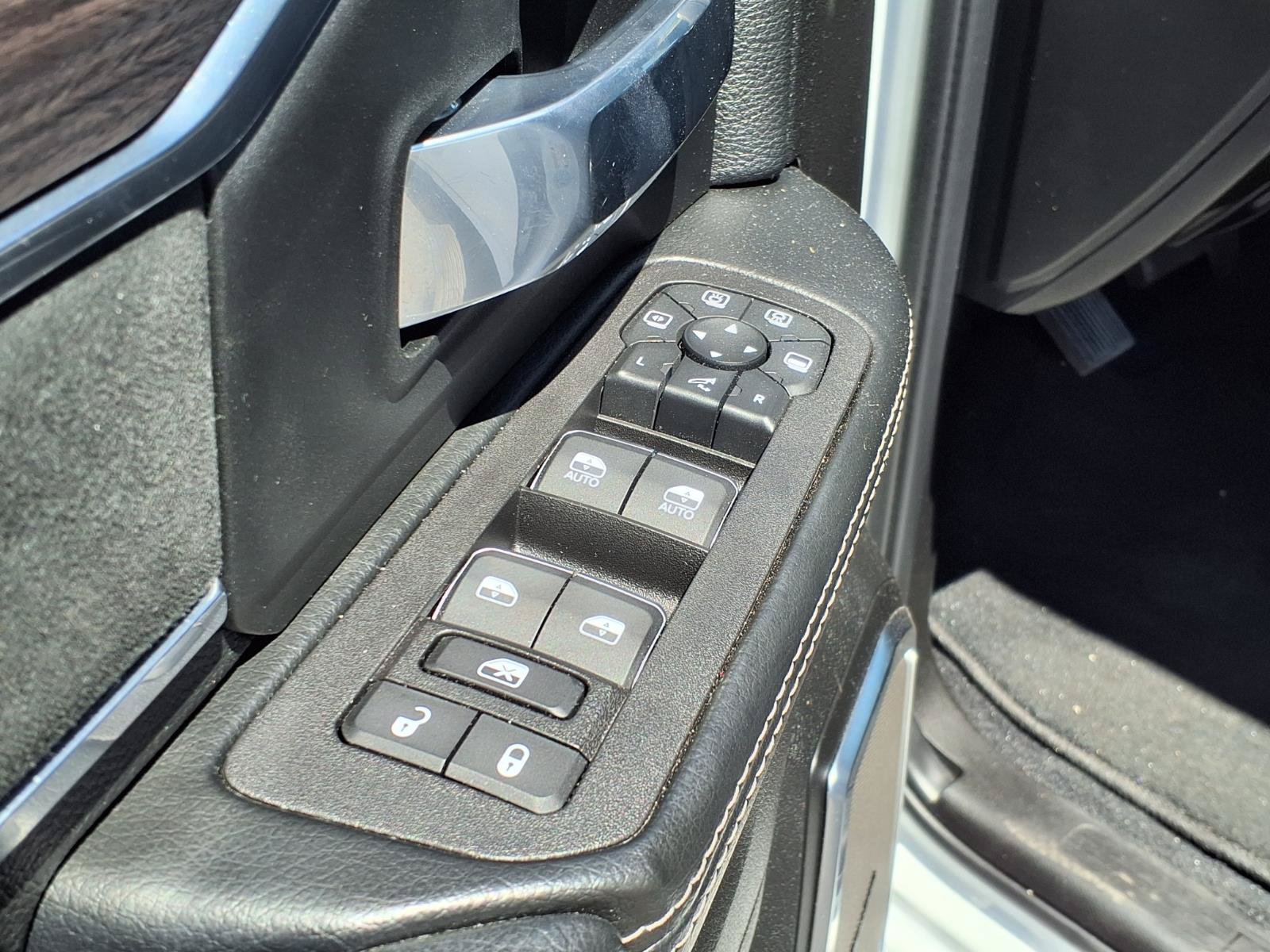 Used 2025 RAM 3500 Laramie AWD/4WD image 19