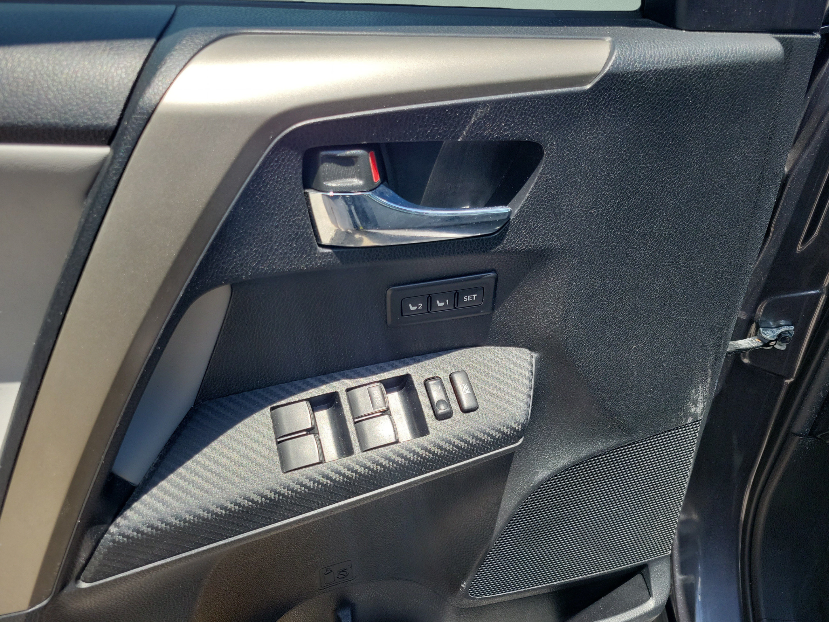 Used 2015 Toyota RAV4 Limited w/ Technology Package FWD image 15