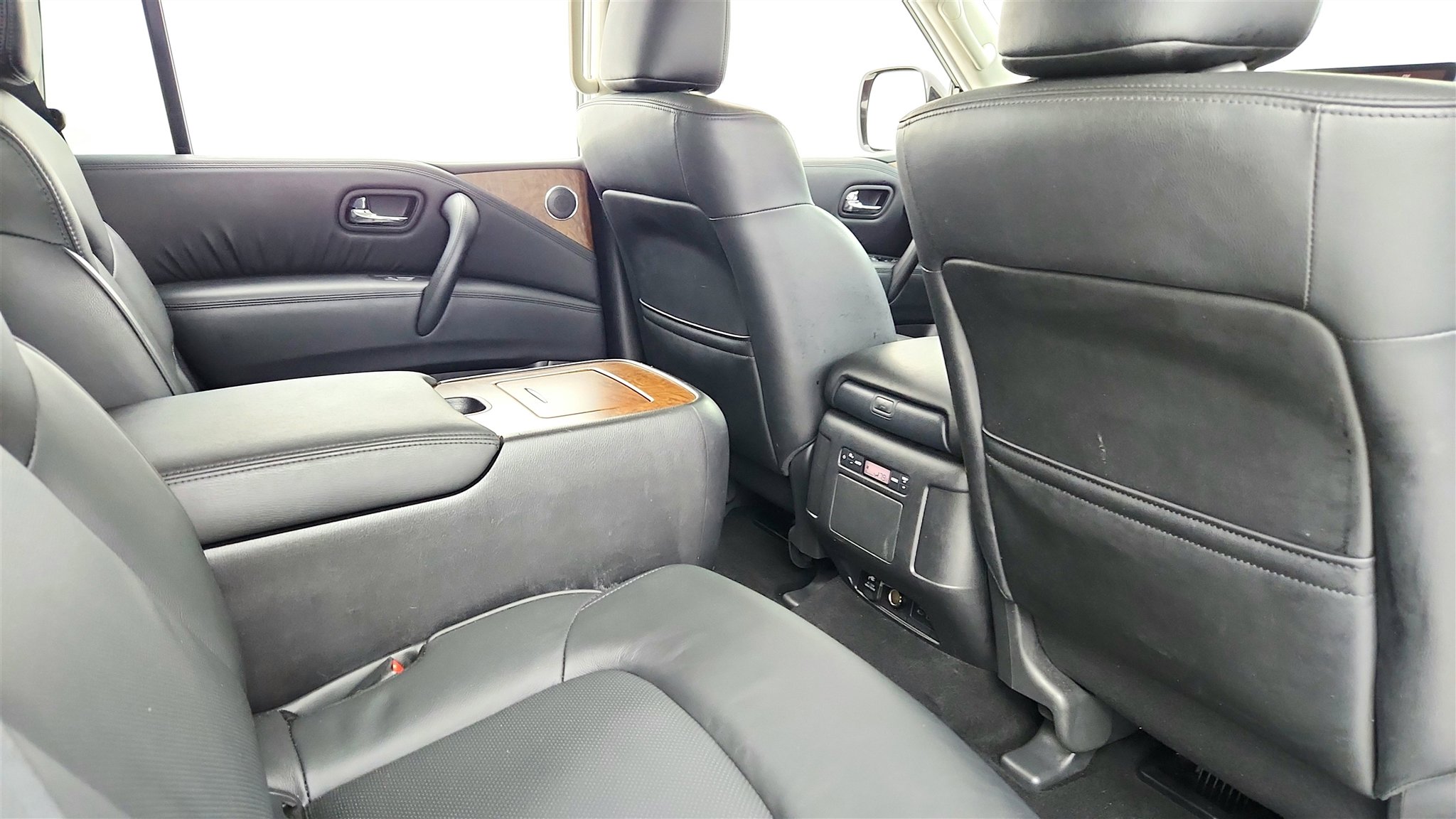 Used 2024 Nissan Armada SL w/ Captain's Chairs Package image 21