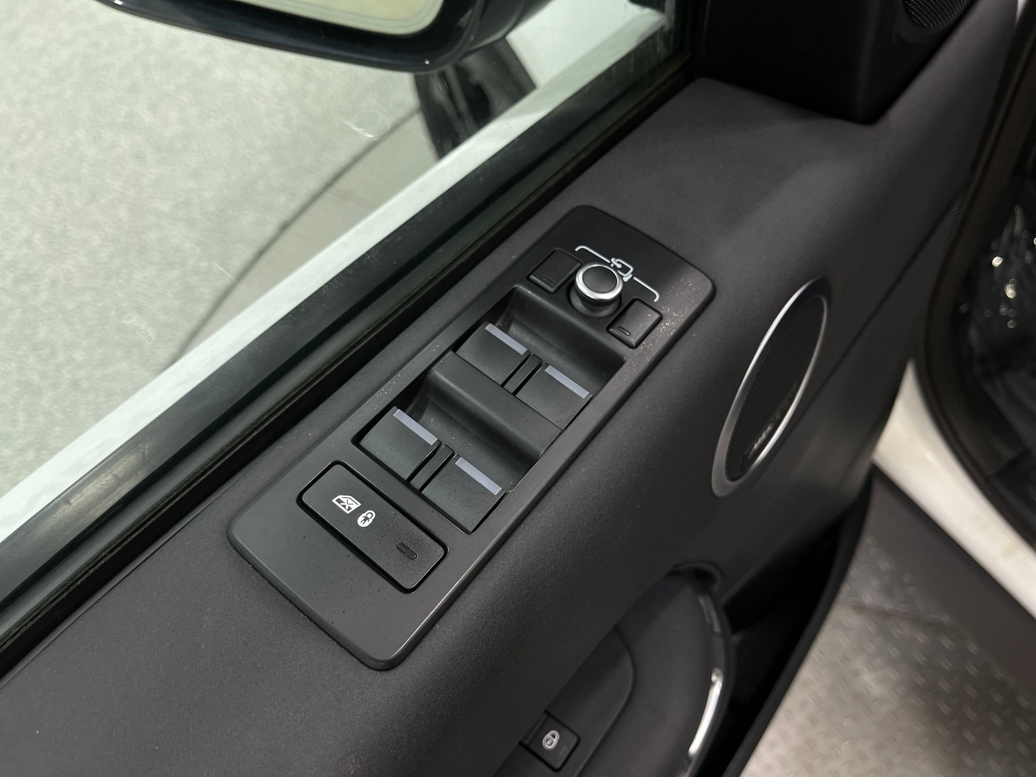 Used 2020 Land Rover Discovery Landmark AWD/4WD image 15