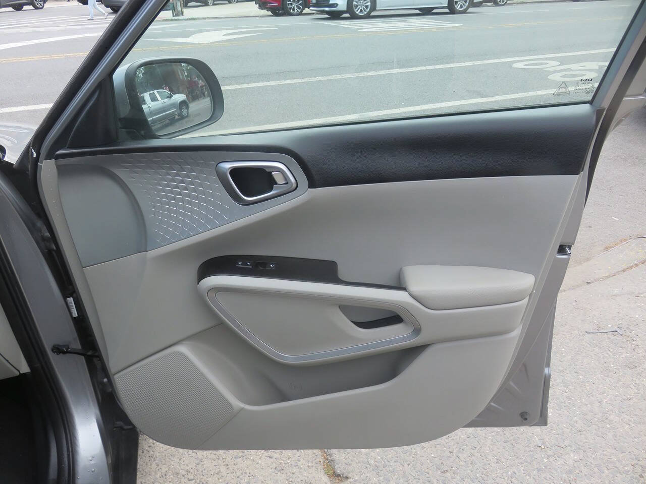 Used 2023 Kia Soul LX w/ LX Technology Package FWD image 25