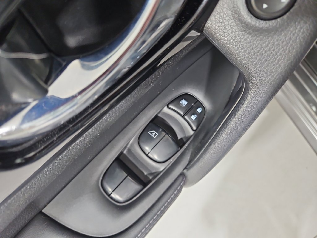 Used 2018 Nissan Rogue Sport SL FWD image 12