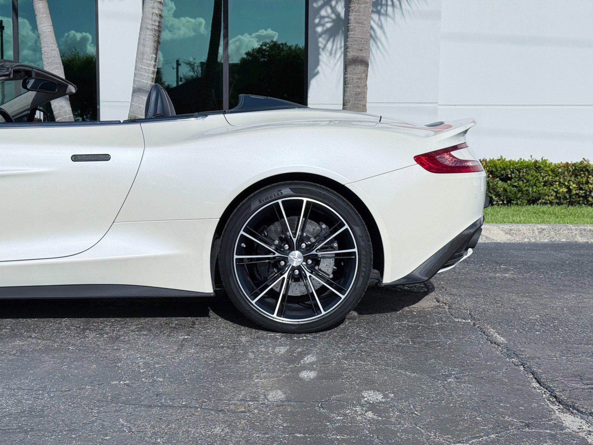 Used 2014 Aston Martin Vanquish Volante RWD image 8